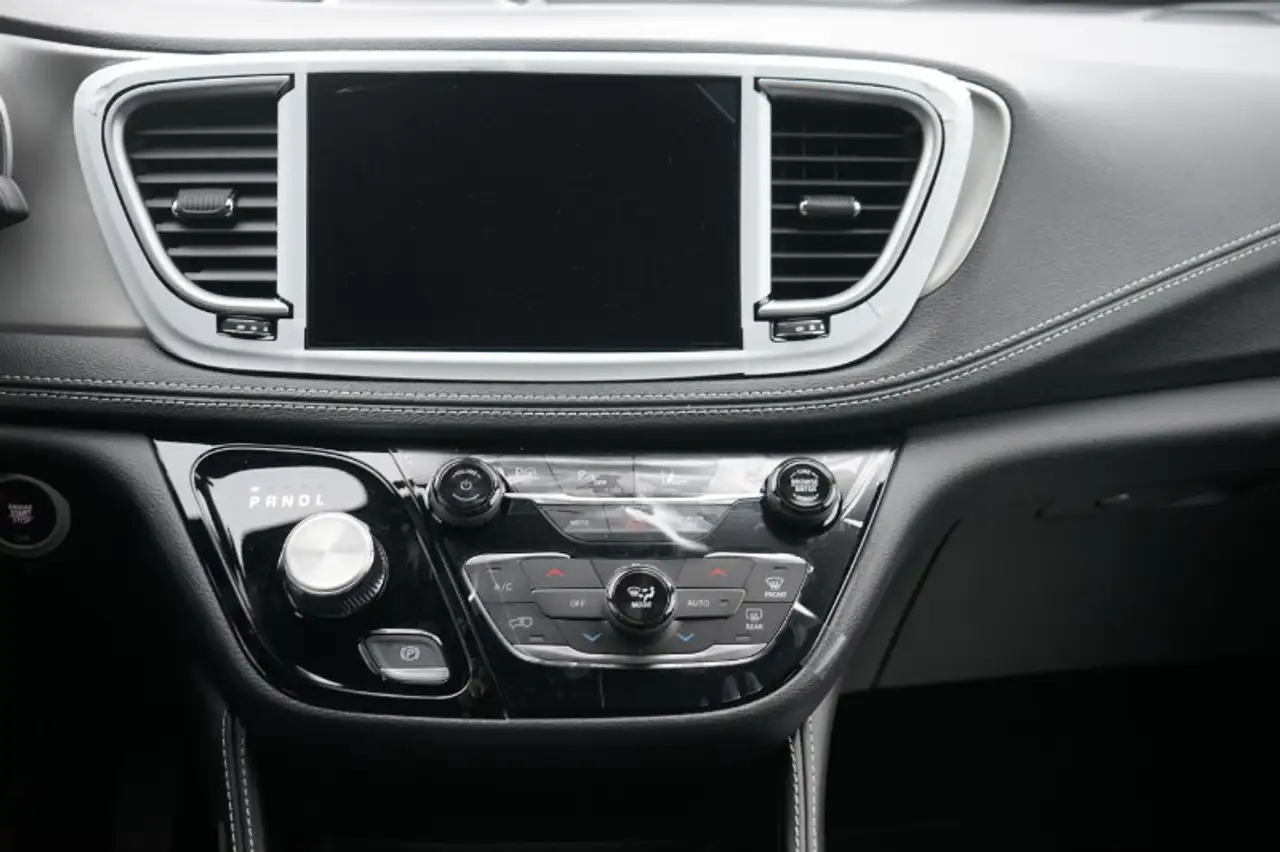 Chrysler Pacifica photo Chrysler Pacifica