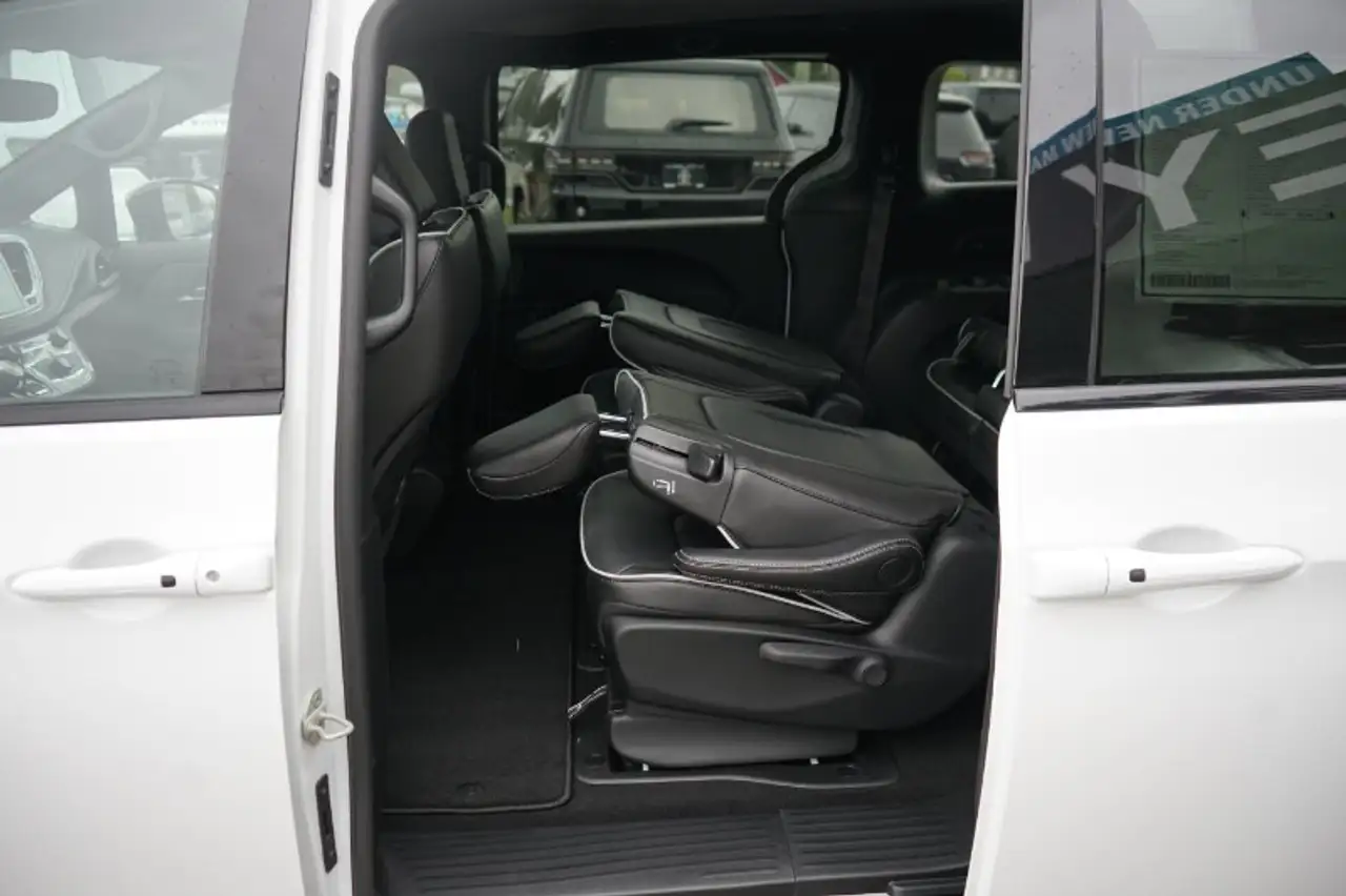 Chrysler Pacifica photo Chrysler Pacifica