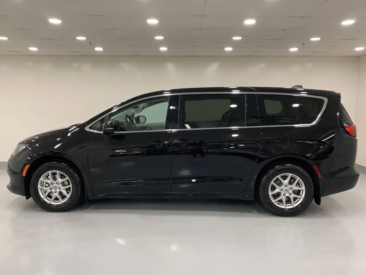 Chrysler Grand Caravan снимка Chrysler Grand Caravan