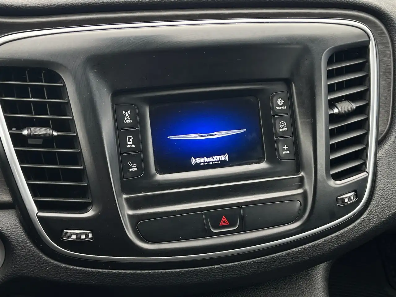 Chrysler 200 снимка Chrysler 200