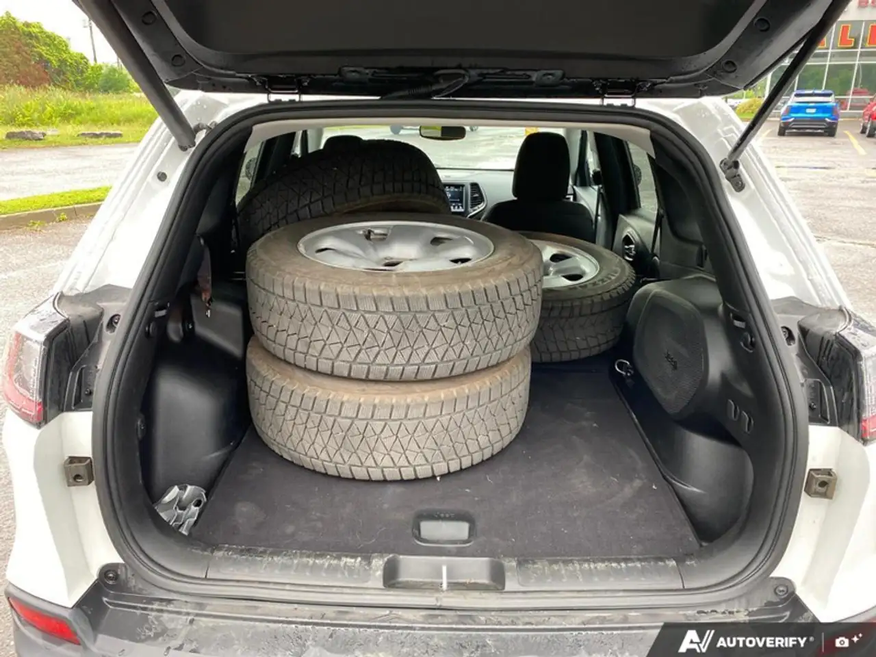 Jeep Cherokee снимка Jeep Cherokee