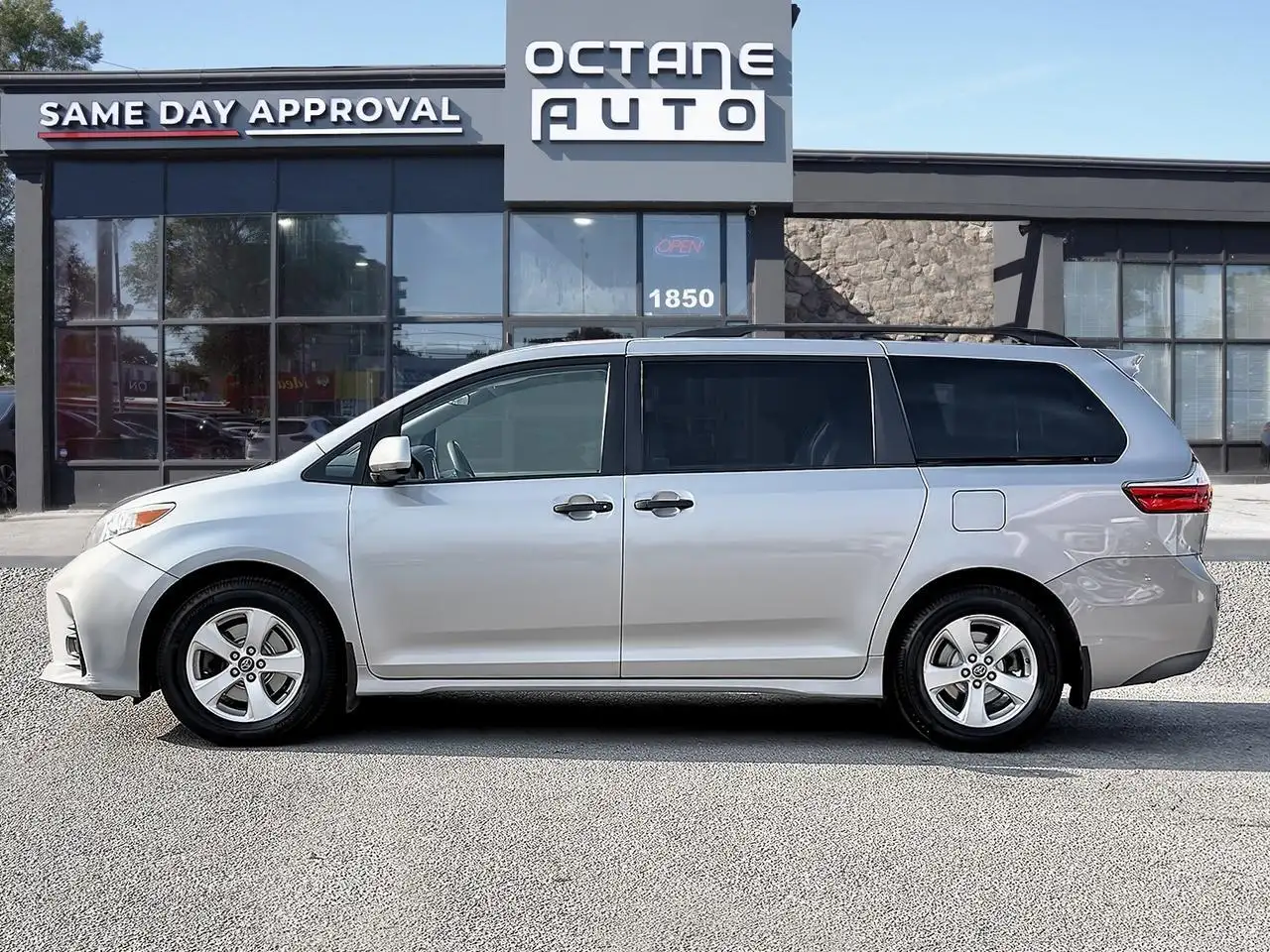Toyota Sienna снимка Toyota Sienna
