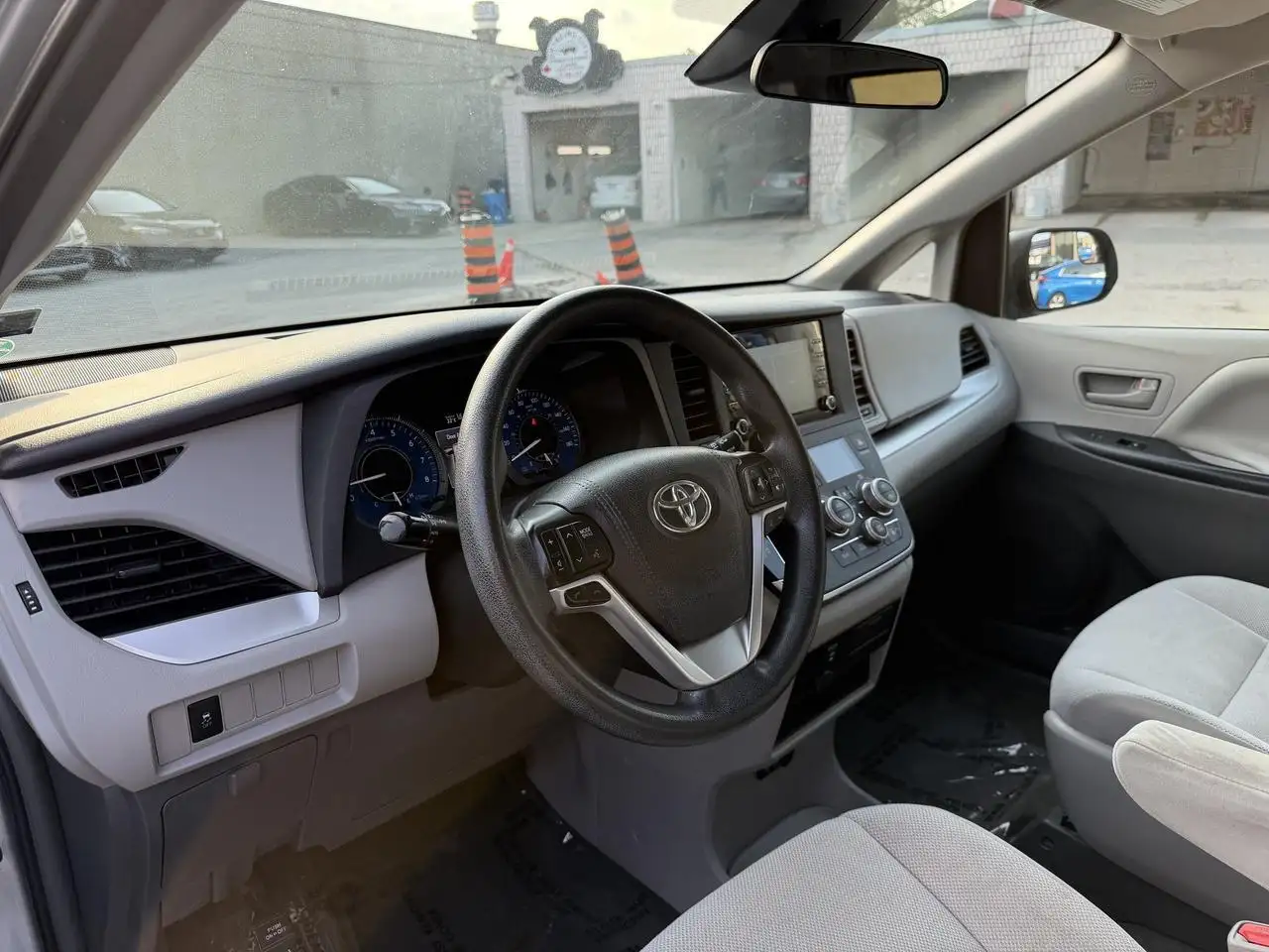 Toyota Sienna снимка Toyota Sienna