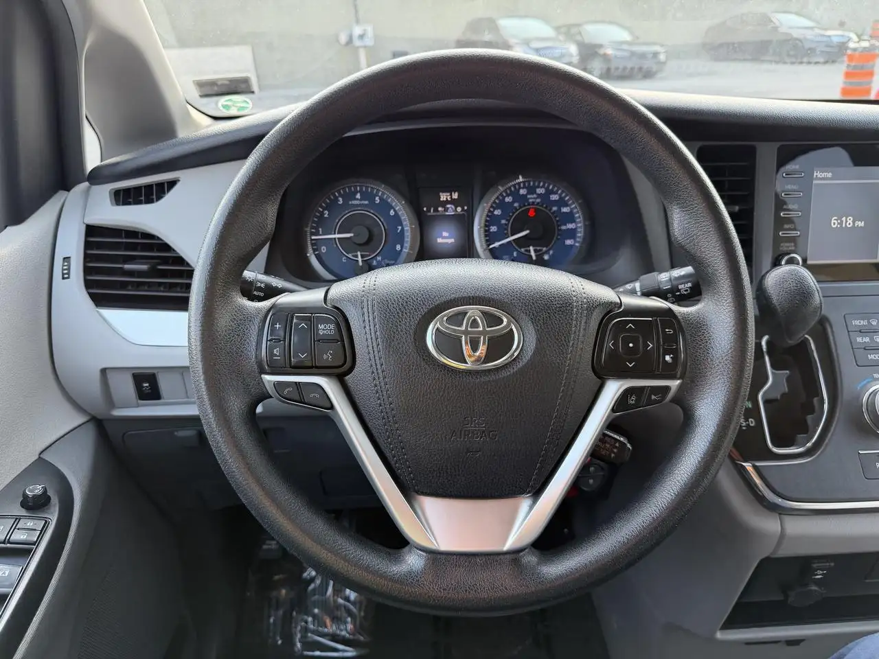 Toyota Sienna снимка Toyota Sienna