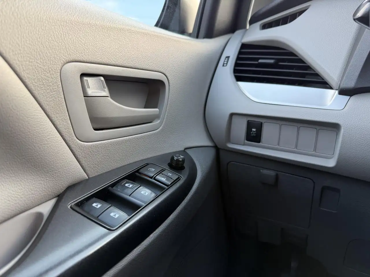 Toyota Sienna снимка Toyota Sienna