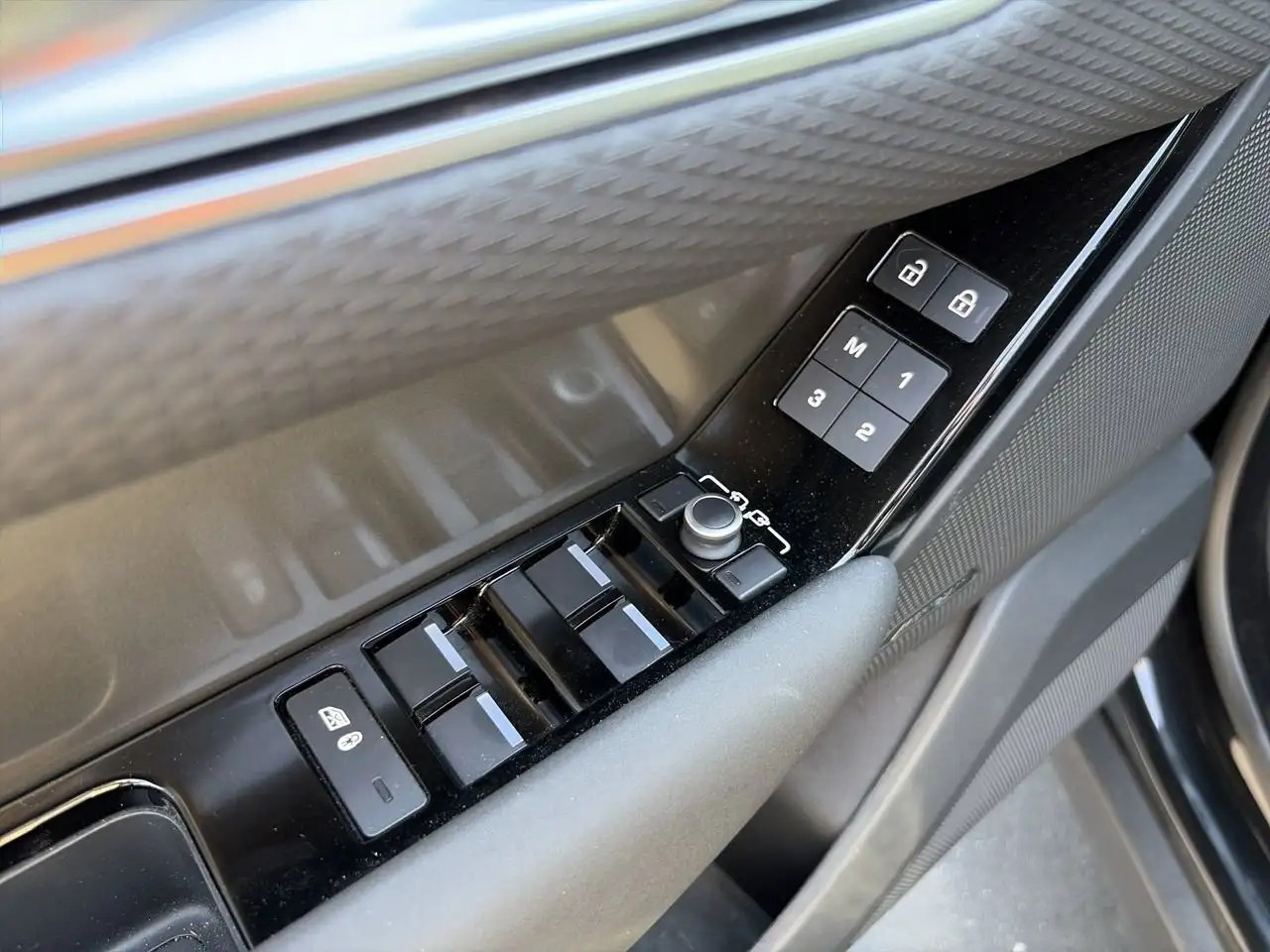 Land Rover Range Rover Velar photo Land Rover Range Rover Velar