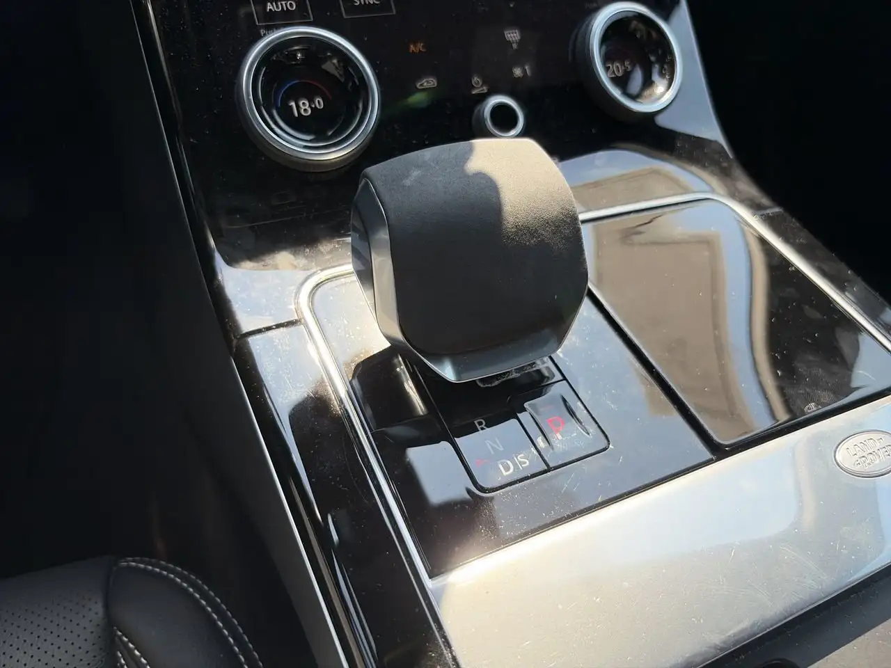 Land Rover Range Rover Velar photo Land Rover Range Rover Velar