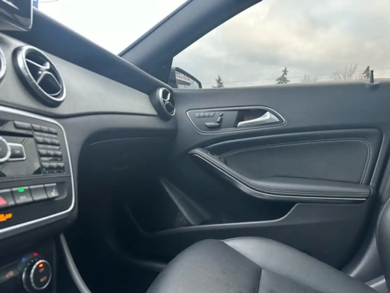Mercedes-Benz CLA снимка Mercedes-Benz CLA