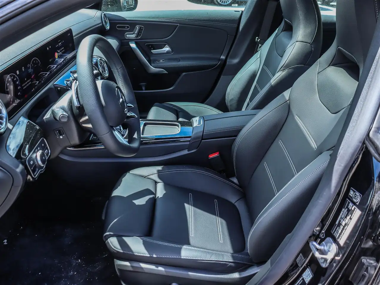 Mercedes-Benz CLA снимка Mercedes-Benz CLA