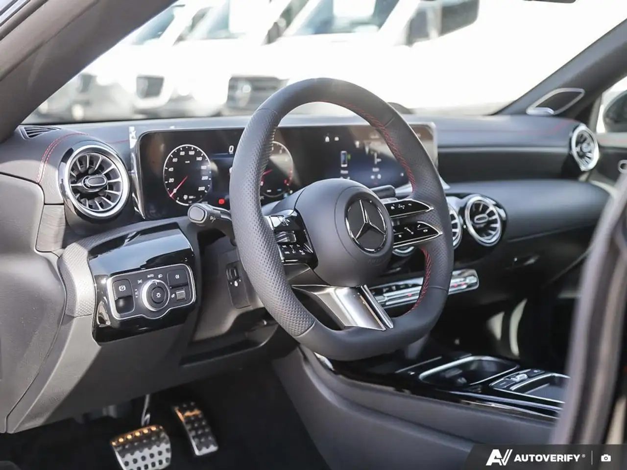 Mercedes-Benz CLA снимка Mercedes-Benz CLA
