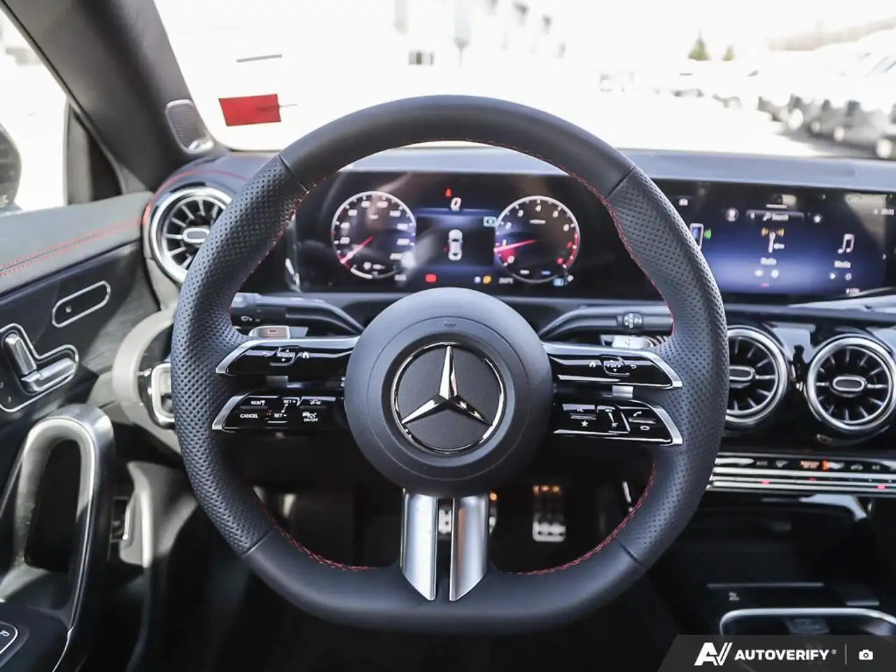 Mercedes-Benz CLA снимка Mercedes-Benz CLA