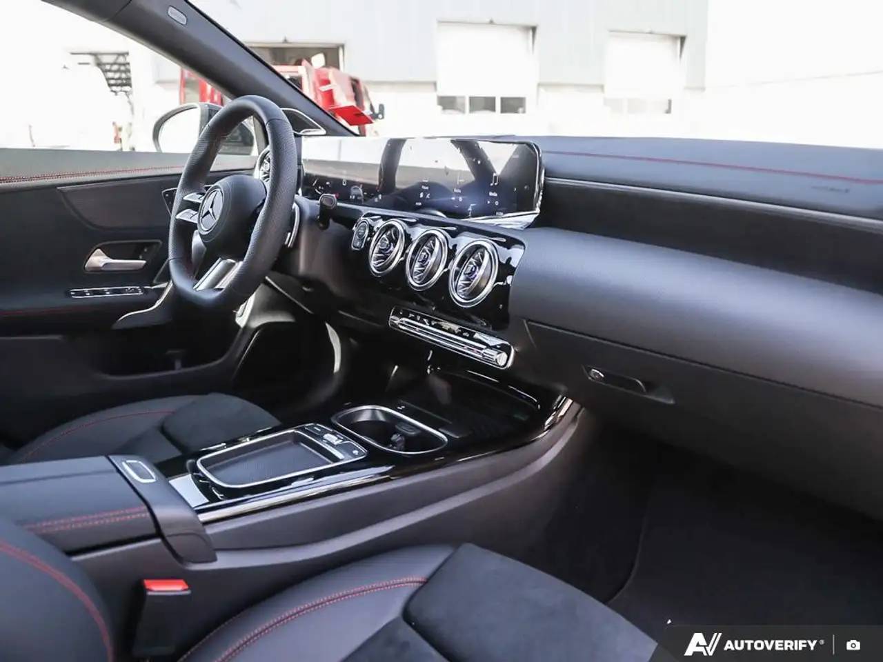 Mercedes-Benz CLA снимка Mercedes-Benz CLA