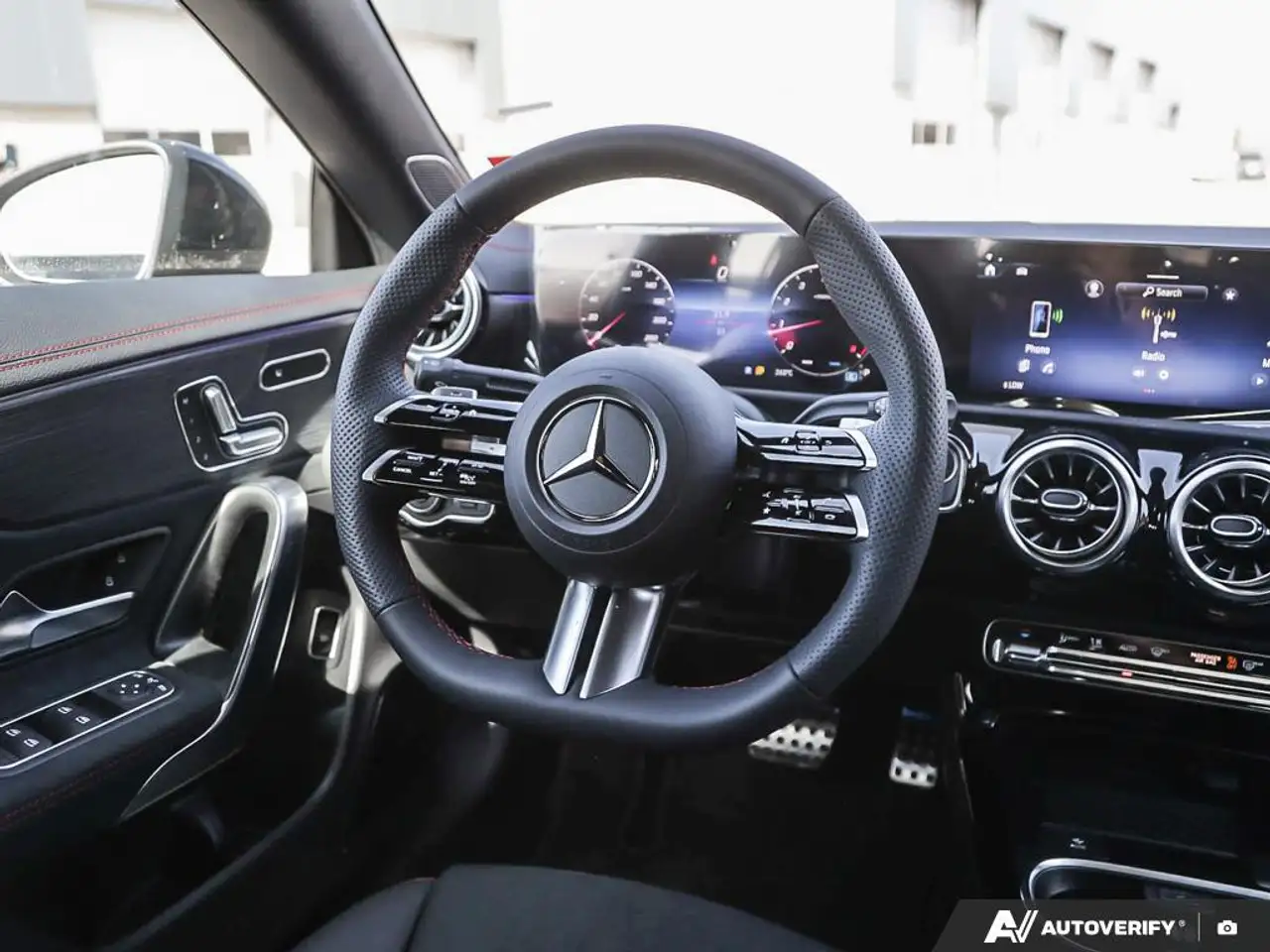 Mercedes-Benz CLA снимка Mercedes-Benz CLA