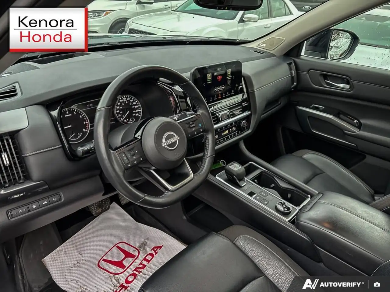 Nissan Pathfinder снимка Nissan Pathfinder