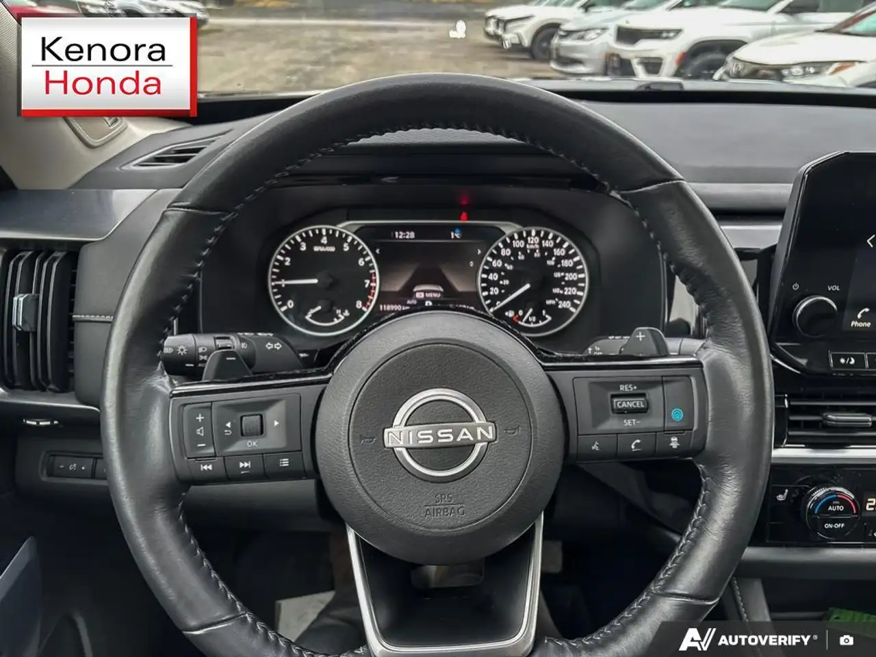 Nissan Pathfinder снимка Nissan Pathfinder