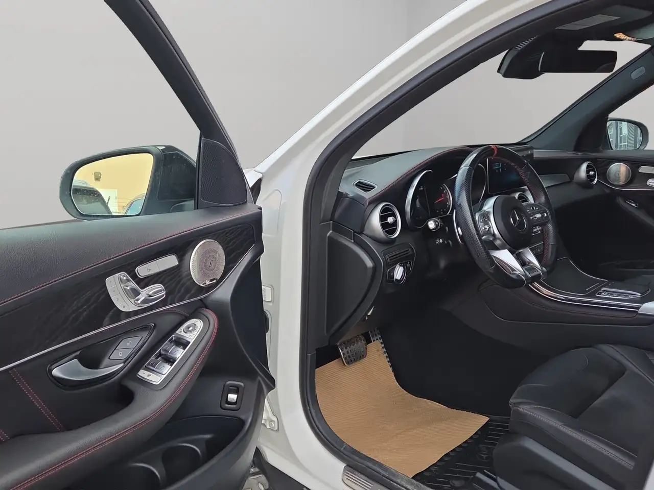 Mercedes-Benz GLC снимка Mercedes-Benz GLC