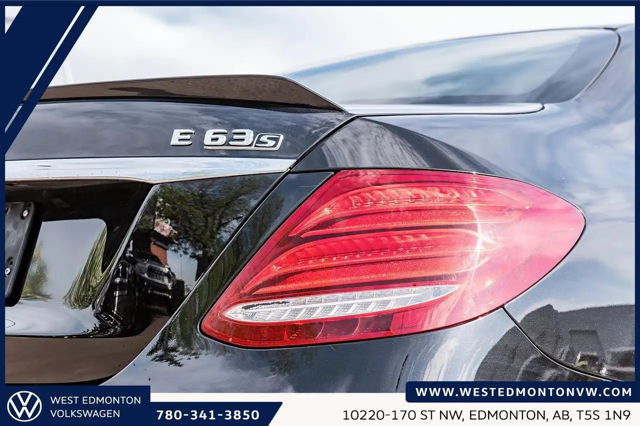 Mercedes-Benz E-Class снимка Mercedes-Benz E-Class