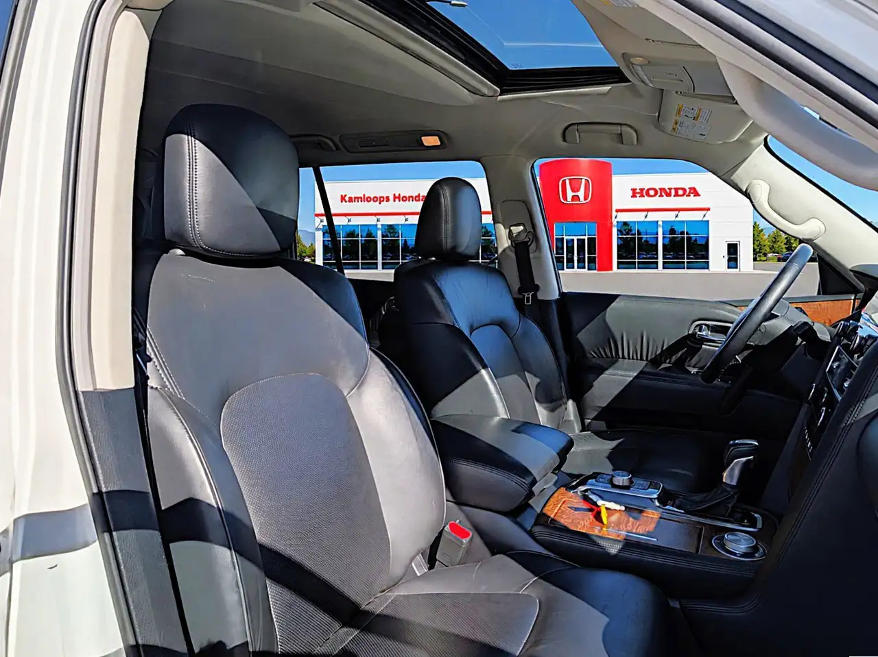 Nissan Armada снимка Nissan Armada