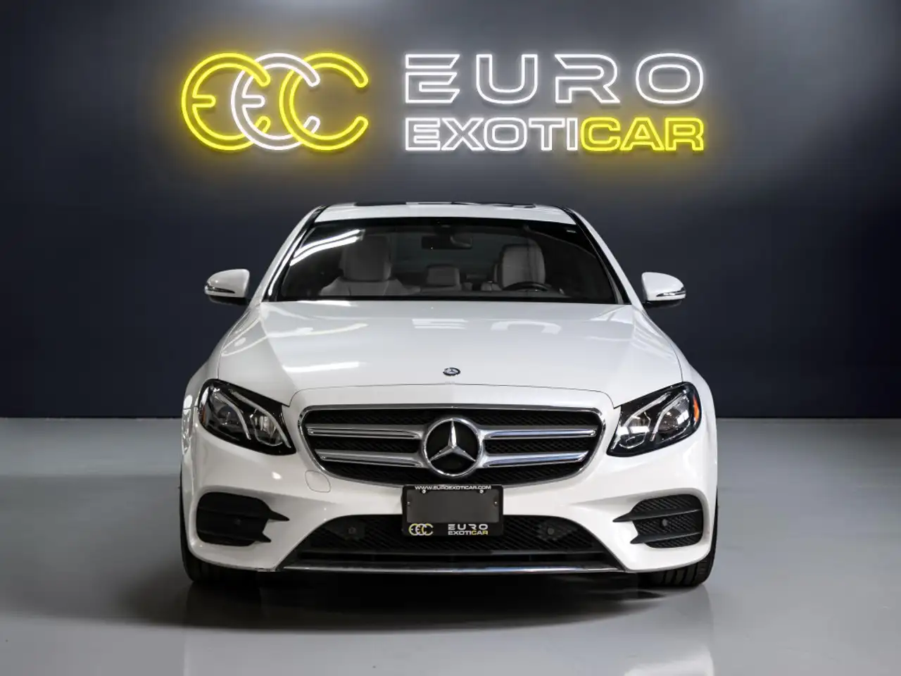 Mercedes-Benz E-Class снимка Mercedes-Benz E-Class