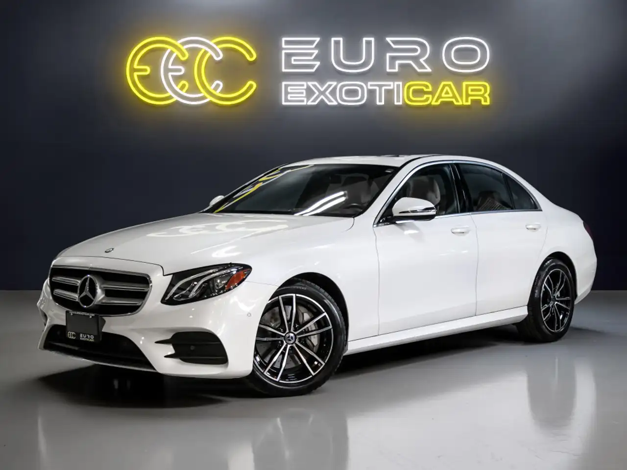 Mercedes-Benz E-Class снимка Mercedes-Benz E-Class