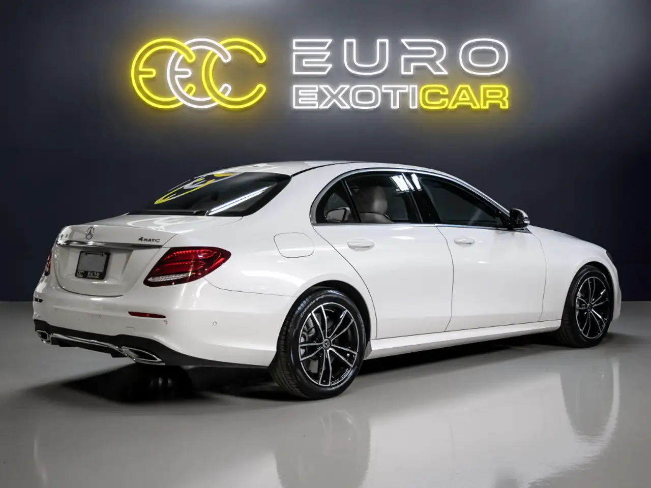 Mercedes-Benz E-Class снимка Mercedes-Benz E-Class