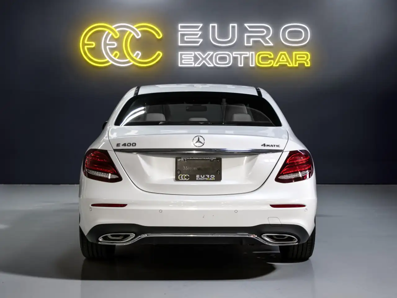 Mercedes-Benz E-Class снимка Mercedes-Benz E-Class