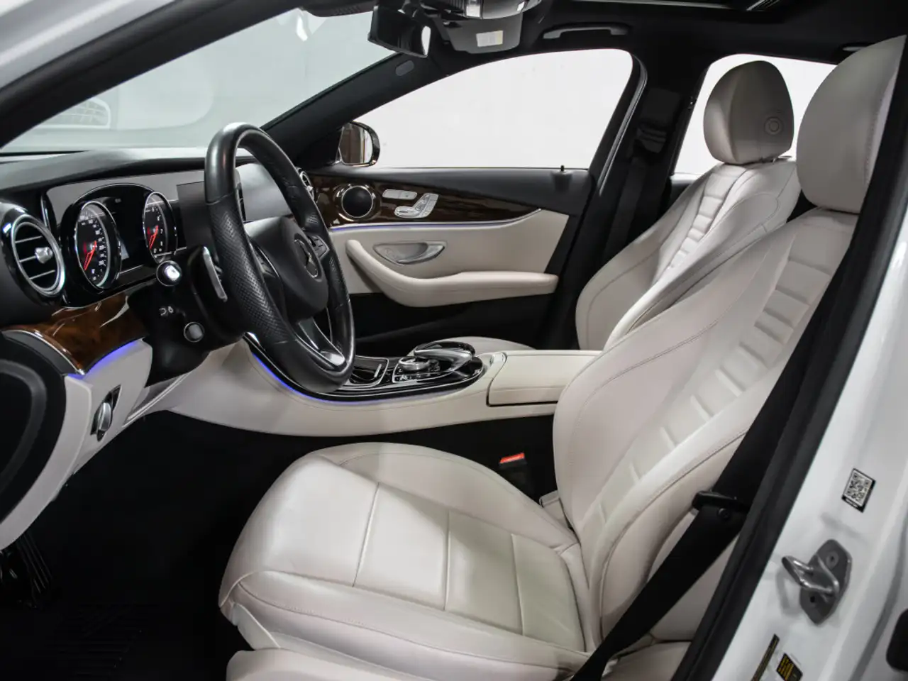 Mercedes-Benz E-Class снимка Mercedes-Benz E-Class