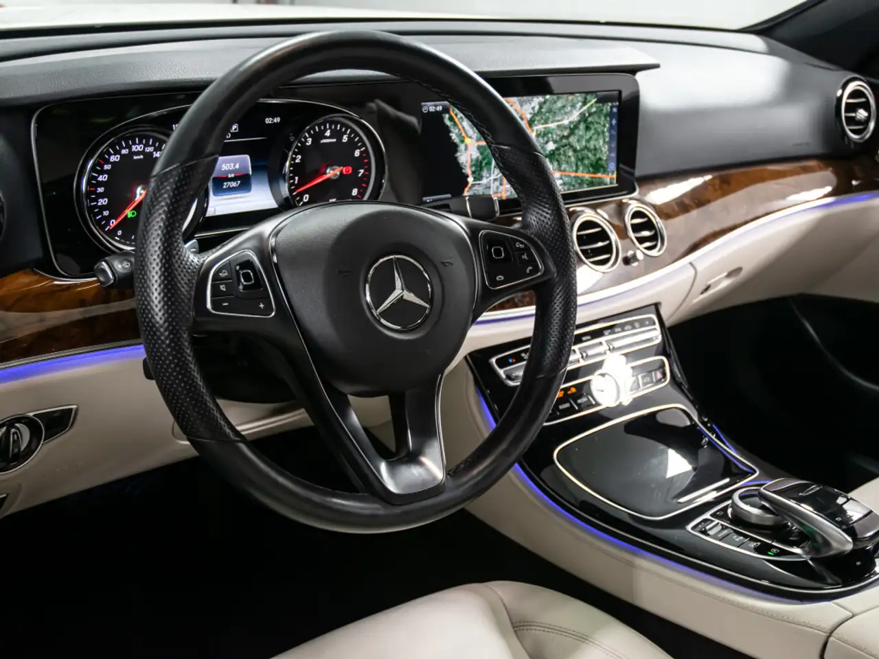 Mercedes-Benz E-Class снимка Mercedes-Benz E-Class