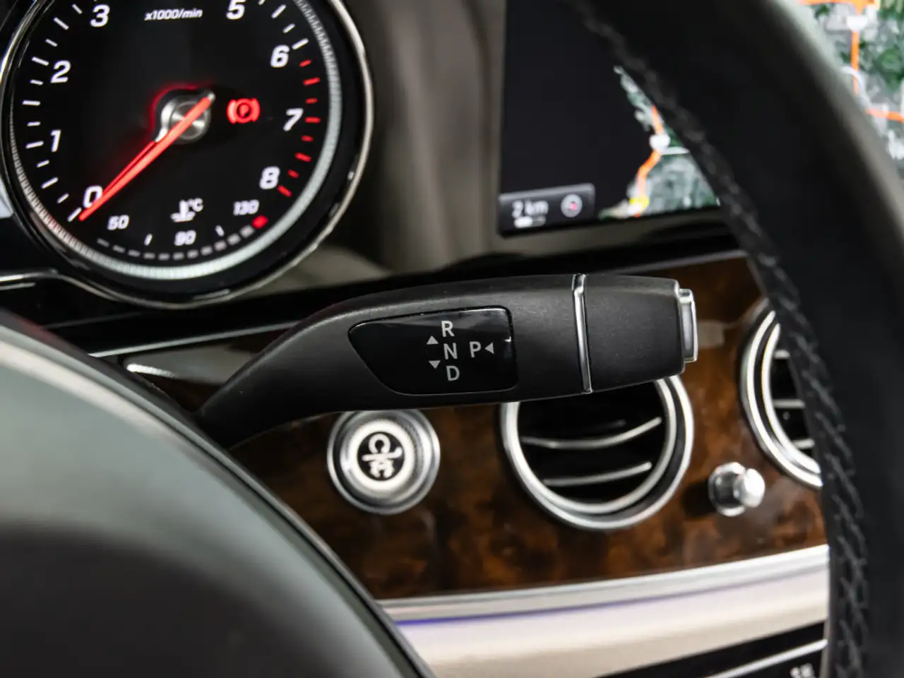 Mercedes-Benz E-Class снимка Mercedes-Benz E-Class