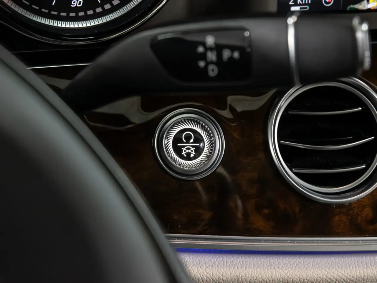 Mercedes-Benz E-Class снимка Mercedes-Benz E-Class