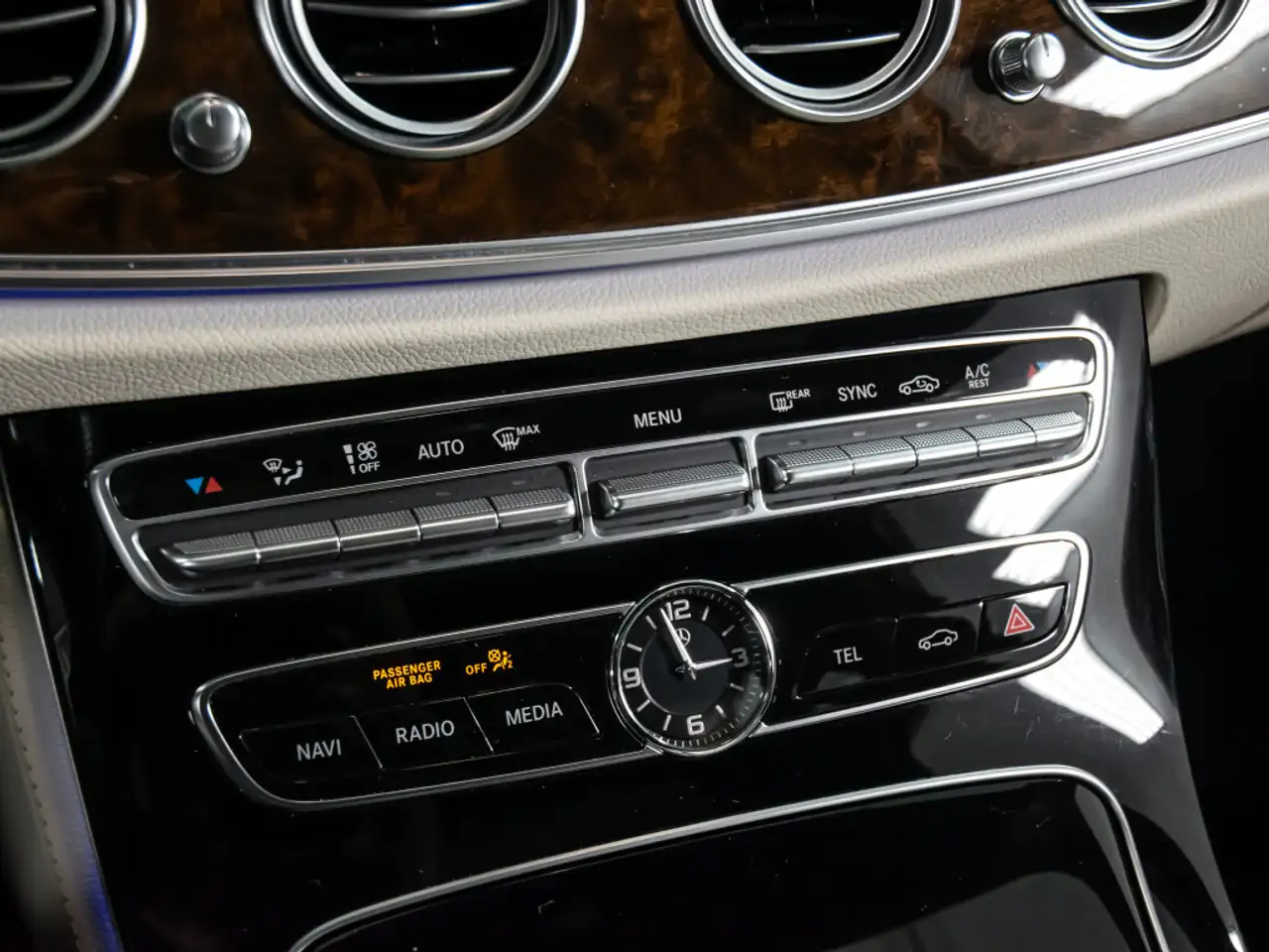 Mercedes-Benz E-Class снимка Mercedes-Benz E-Class