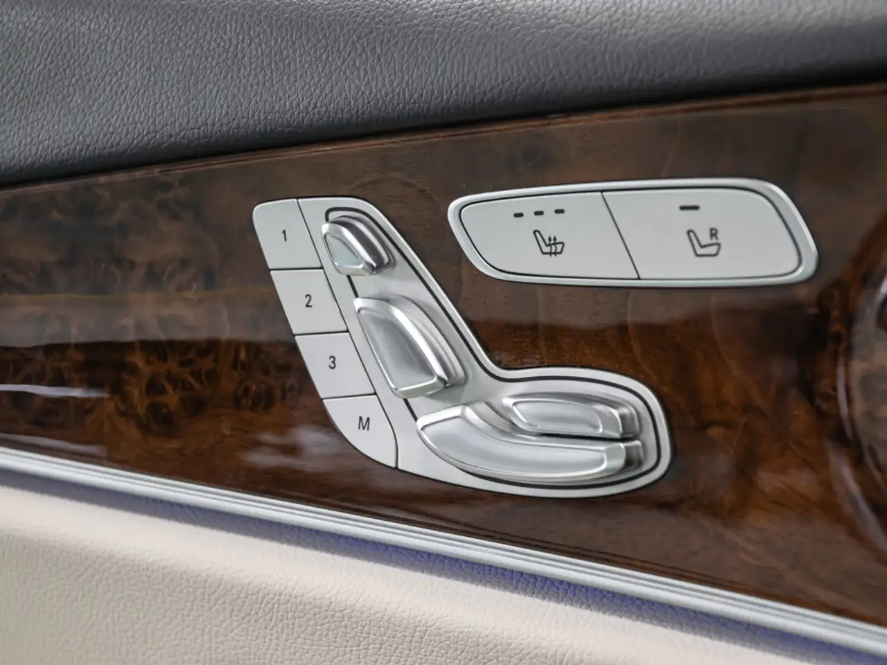 Mercedes-Benz E-Class снимка Mercedes-Benz E-Class