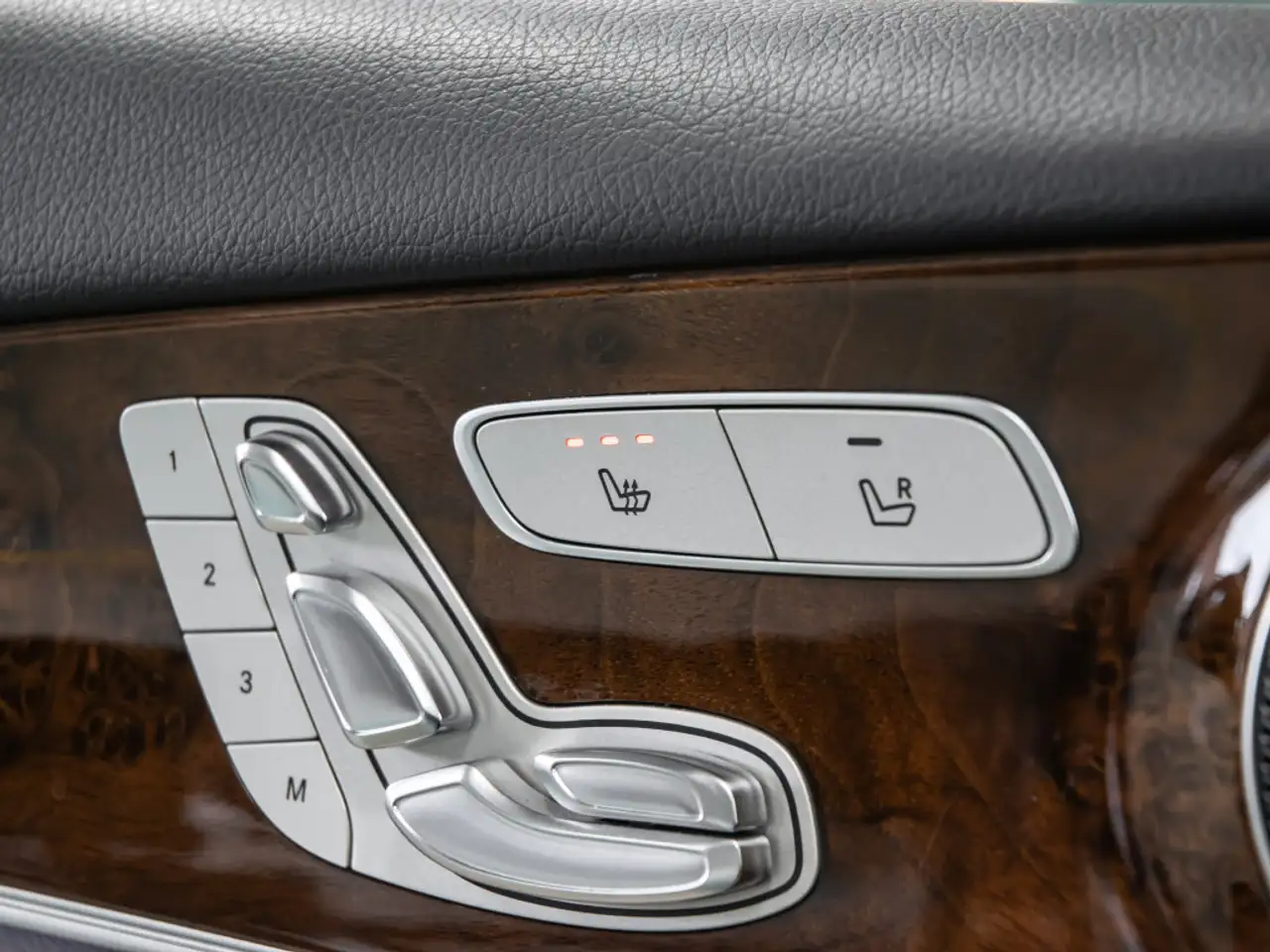 Mercedes-Benz E-Class снимка Mercedes-Benz E-Class
