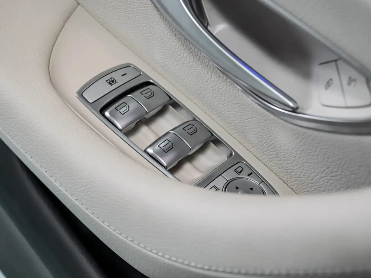 Mercedes-Benz E-Class снимка Mercedes-Benz E-Class