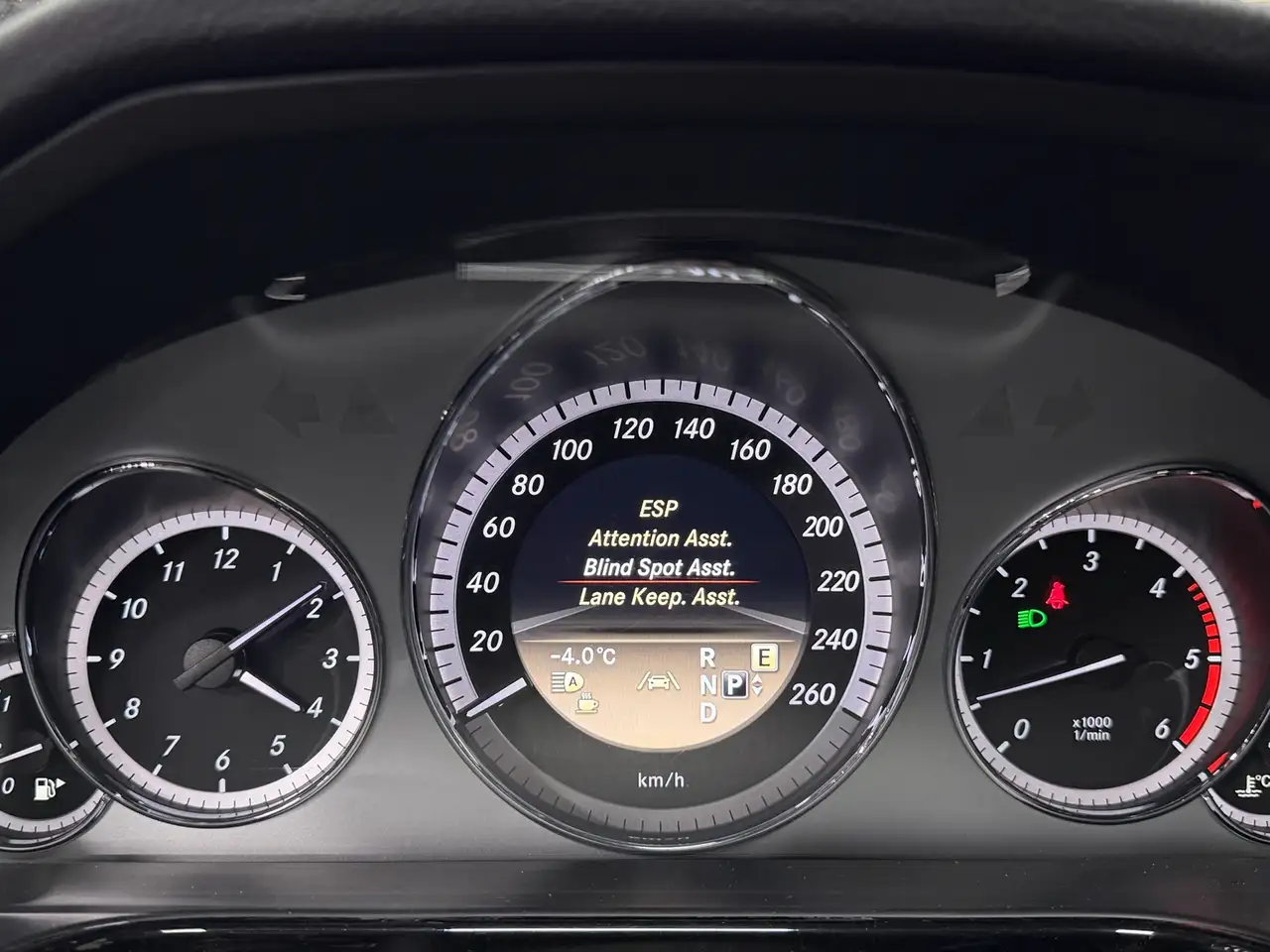 Mercedes-Benz E-Class photo Mercedes-Benz E-Class