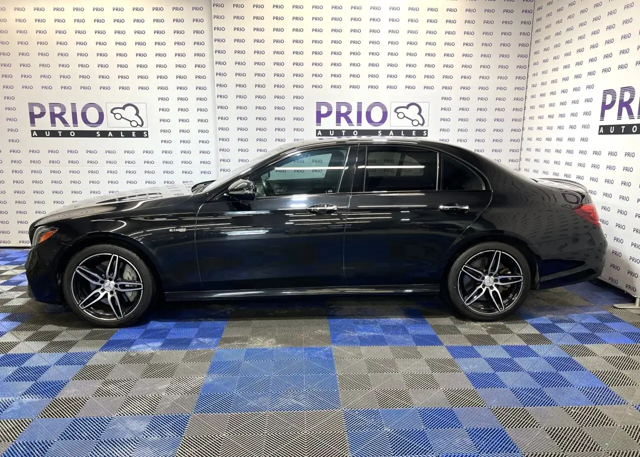 Mercedes-Benz E-Class снимка Mercedes-Benz E-Class