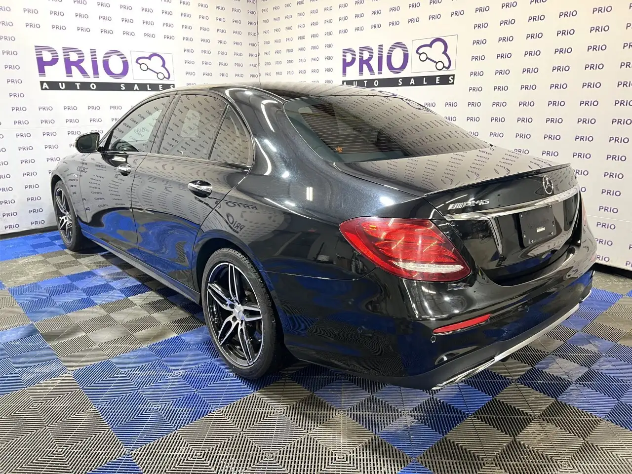 Mercedes-Benz E-Class снимка Mercedes-Benz E-Class