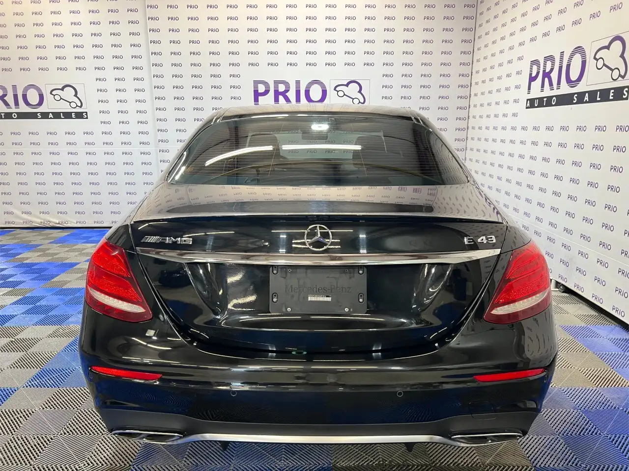 Mercedes-Benz E-Class снимка Mercedes-Benz E-Class