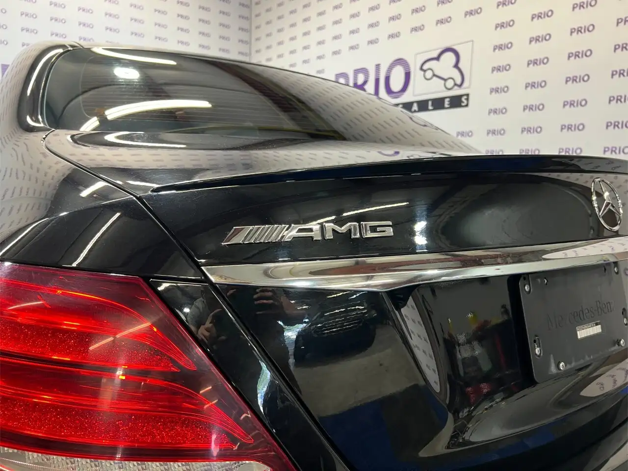 Mercedes-Benz E-Class снимка Mercedes-Benz E-Class