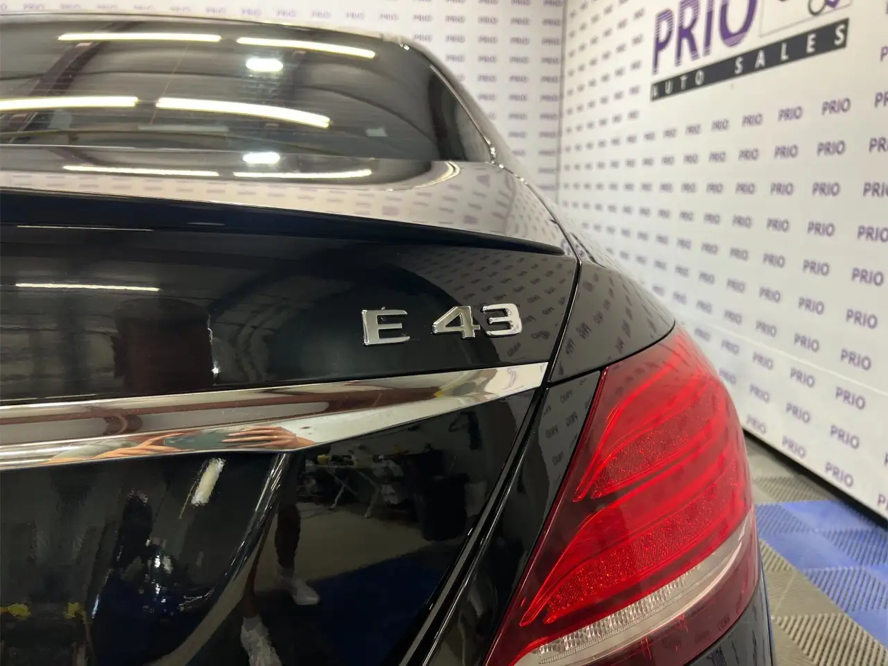 Mercedes-Benz E-Class снимка Mercedes-Benz E-Class