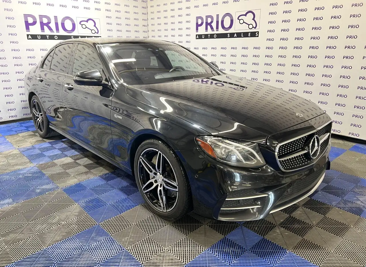 Mercedes-Benz E-Class снимка Mercedes-Benz E-Class