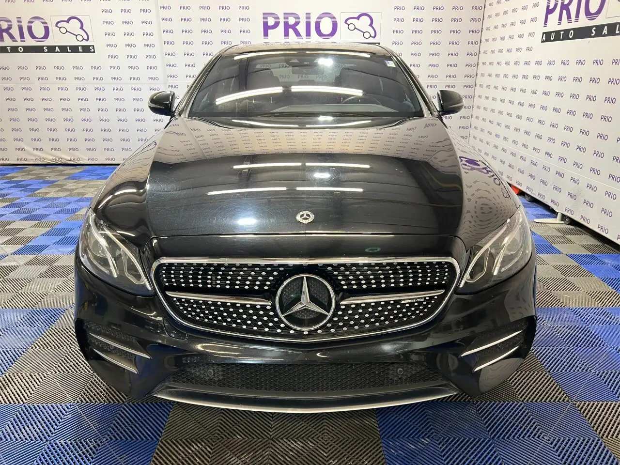Mercedes-Benz E-Class снимка Mercedes-Benz E-Class