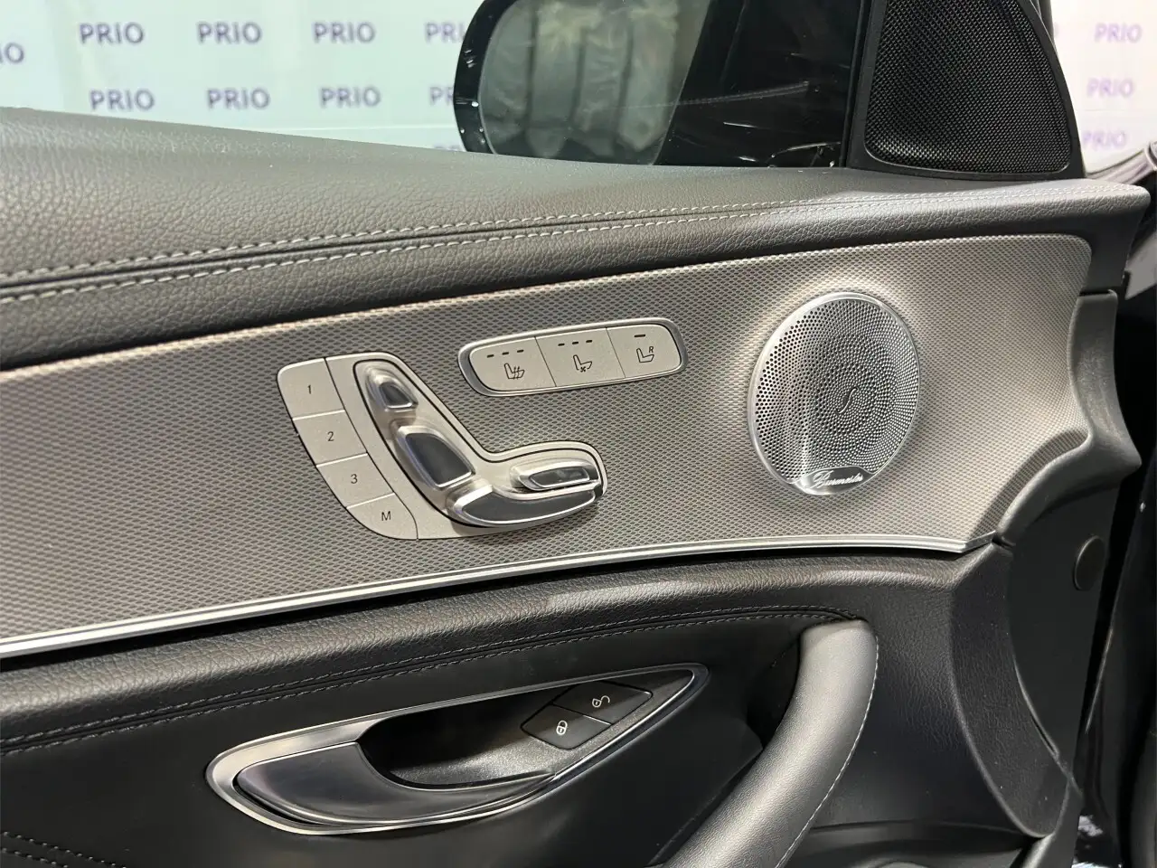 Mercedes-Benz E-Class снимка Mercedes-Benz E-Class