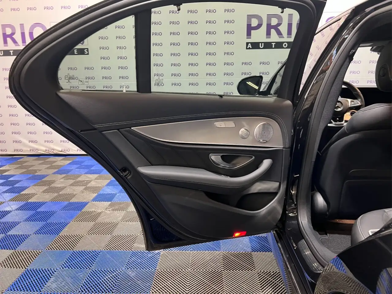 Mercedes-Benz E-Class снимка Mercedes-Benz E-Class