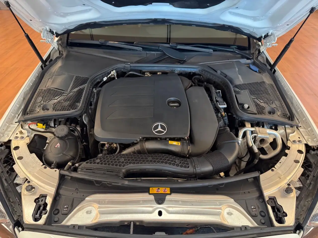Mercedes-Benz C-Class снимка Mercedes-Benz C-Class