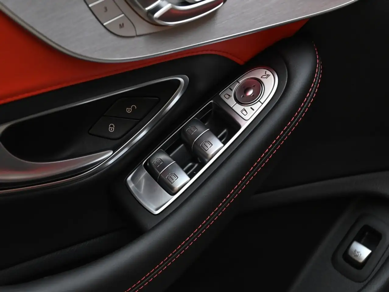 Mercedes-Benz C-Class снимка Mercedes-Benz C-Class