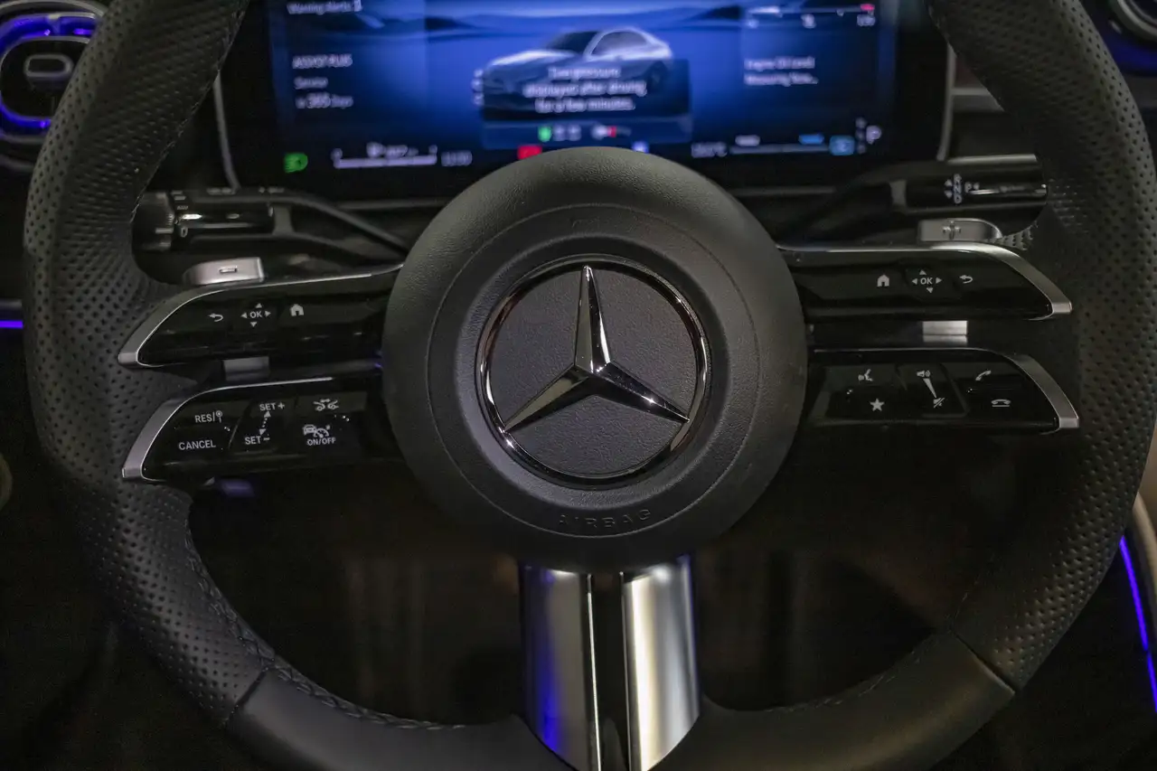 Mercedes-Benz C-Class снимка Mercedes-Benz C-Class
