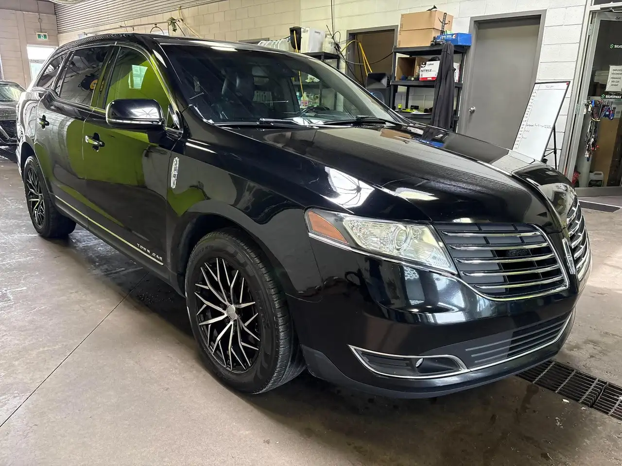 Lincoln MKT photo Lincoln MKT