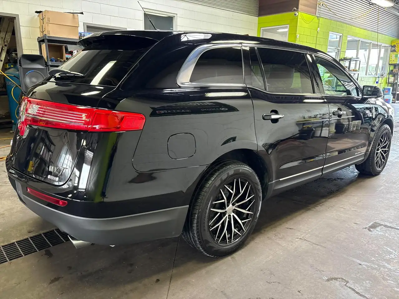 Lincoln MKT photo Lincoln MKT