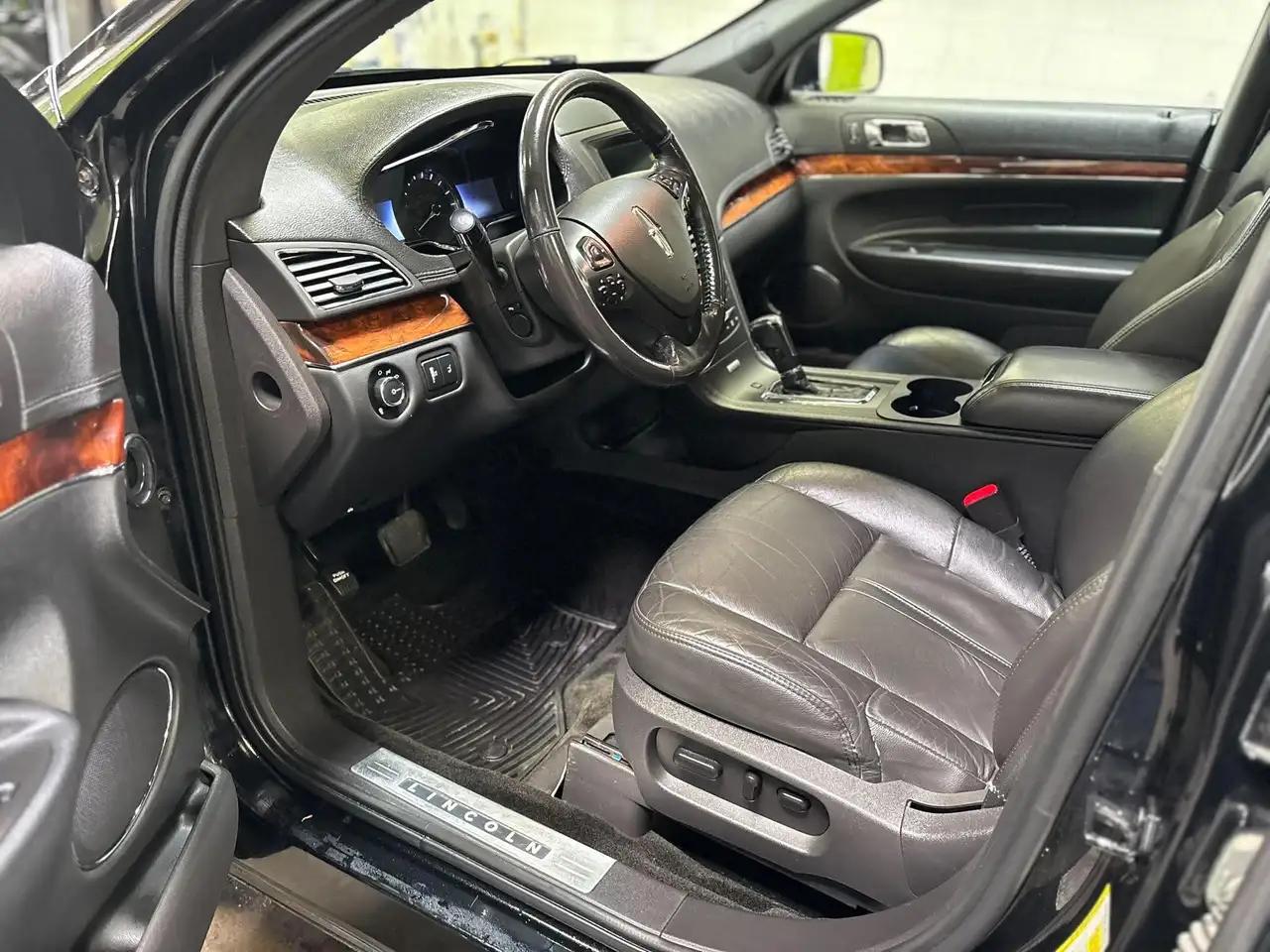 Lincoln MKT photo Lincoln MKT
